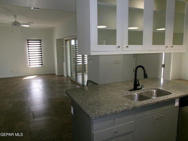 Building Photo - 4200 Camelot Heights Dr