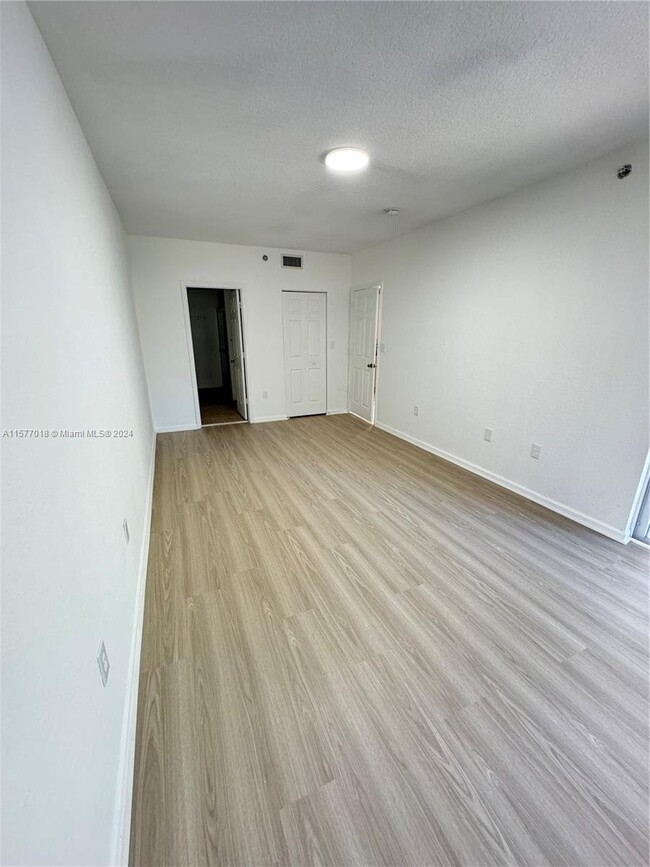 Building Photo - Riverside Drive, Coral Springs, FL 33065 -...