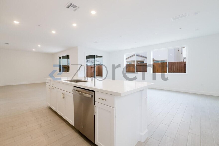 Building Photo - Unit
