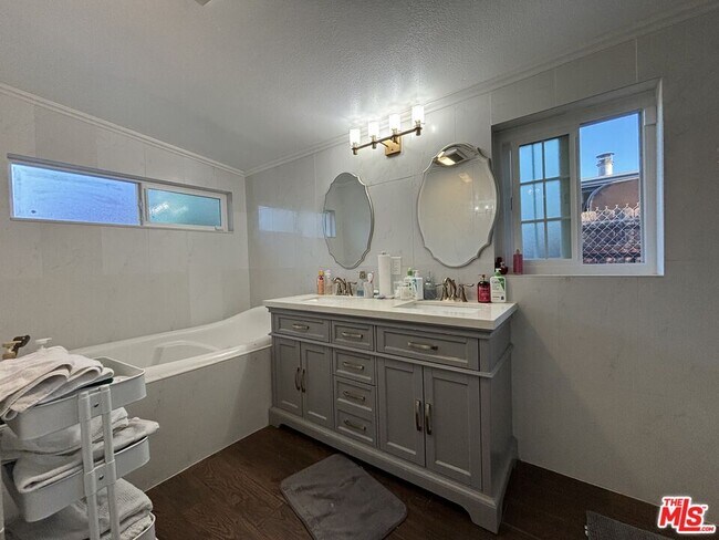 Building Photo - 10824 Paso Robles Ave