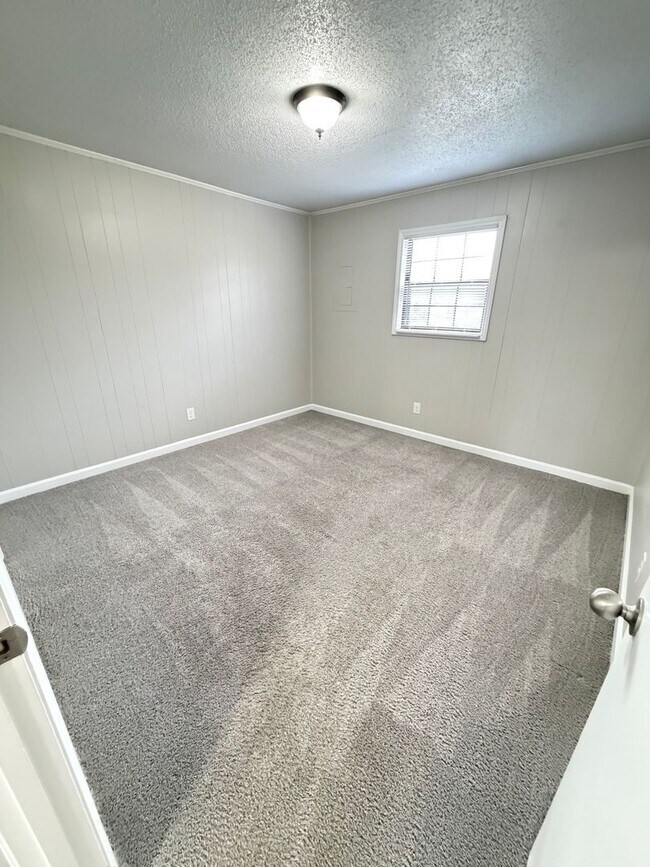 Building Photo - Oxford-2 Bedrooms