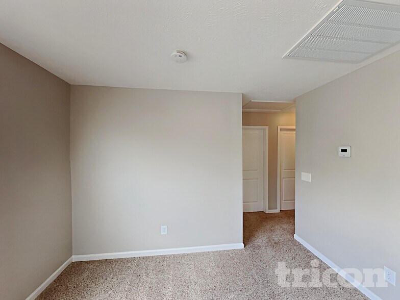 Building Photo - 1637 Robindale Dr