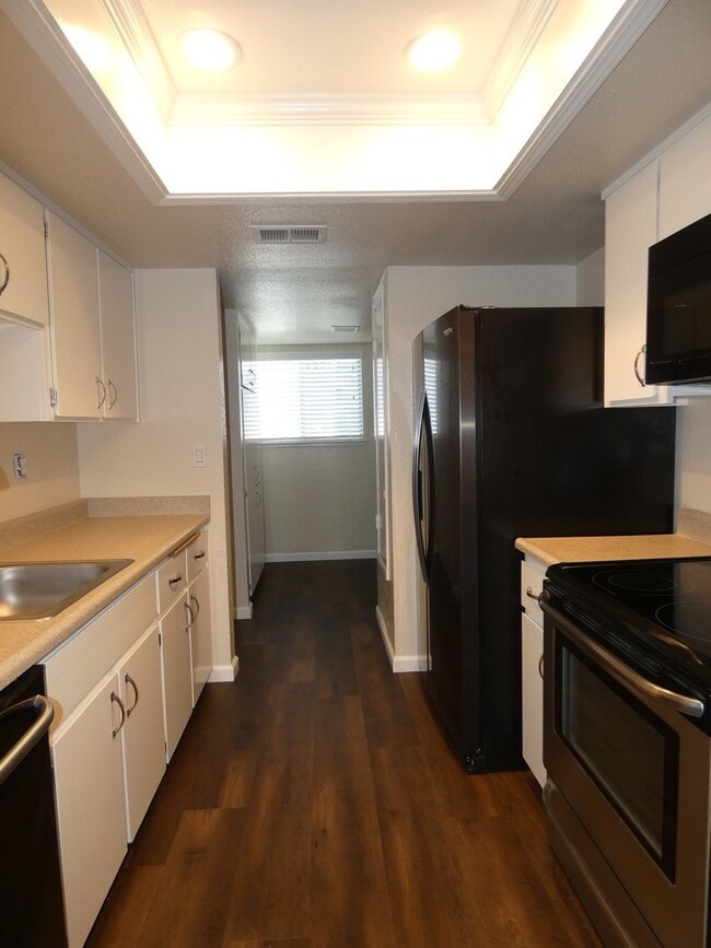 Building Photo - Townhouse Located Near School, Parks, Freeway Access!