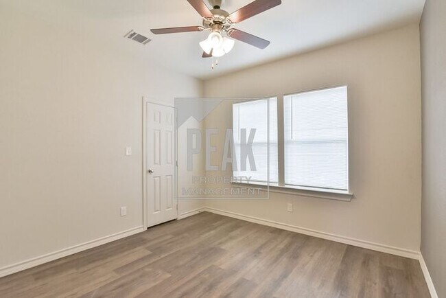 Building Photo - $1395! Stunning Fort Worth Duplex Available for Rent! Stainless Steel Fridge included!