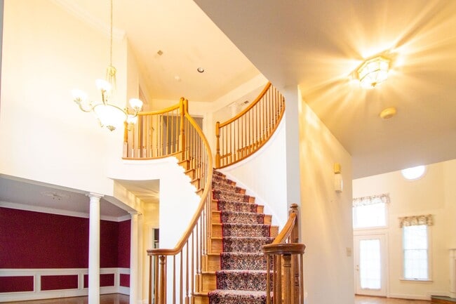 Building Photo - Elegant 4Bd/4Bth Brick Colonial