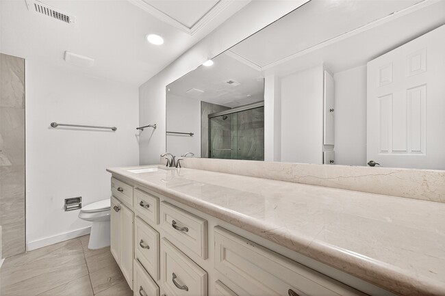 Building Photo - 359 N Post Oak Ln