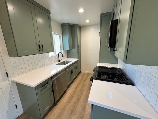 Building Photo - Remodeled Midtown Apartment- Private Washer/Dryer +AC!!