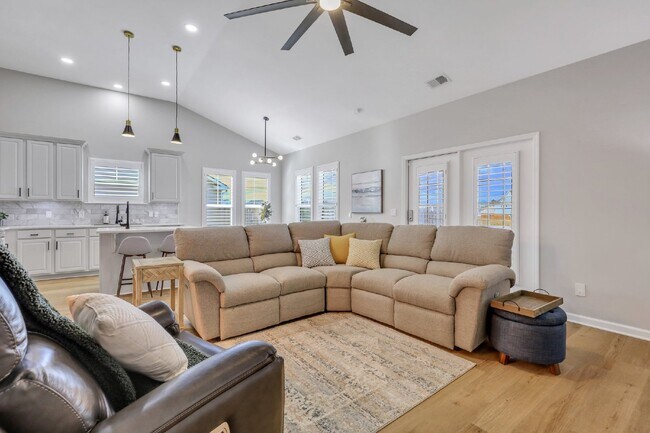 Building Photo - Executive Home in Convenient Location