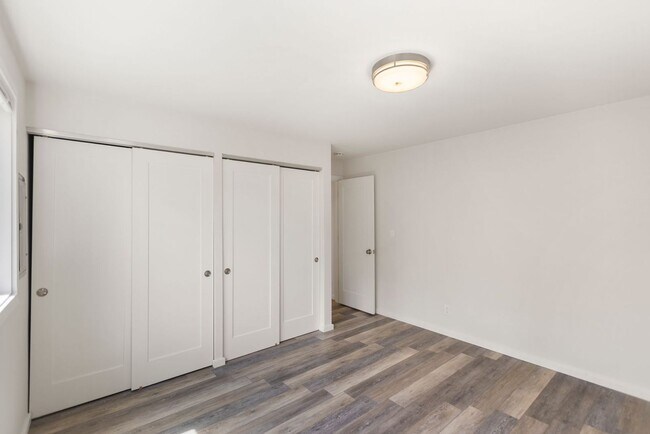 Building Photo - 211 3rd St S