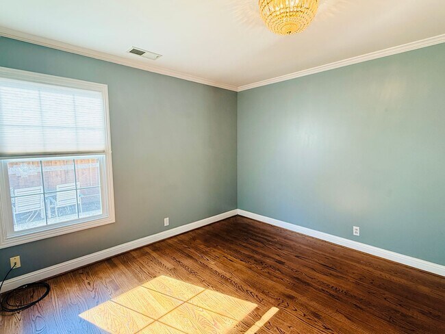 Building Photo - Great 1 Bedroom Home With In Unit Laundry and Private Patio in Menlo Park