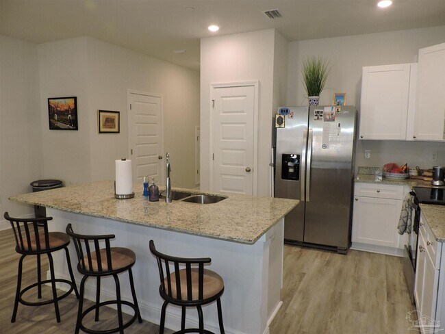 Building Photo - 7170 Village Ln