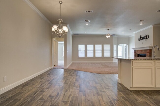 Building Photo - Immaculate newer 4/3/2 1/2 block from Quin...