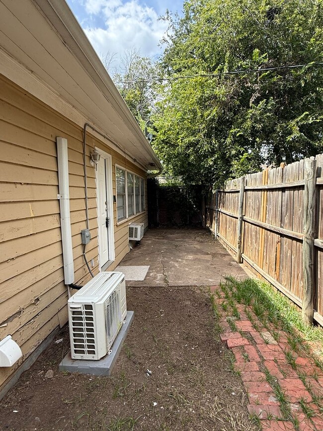 Building Photo - 1 Bedroom 1 Bath - Back House