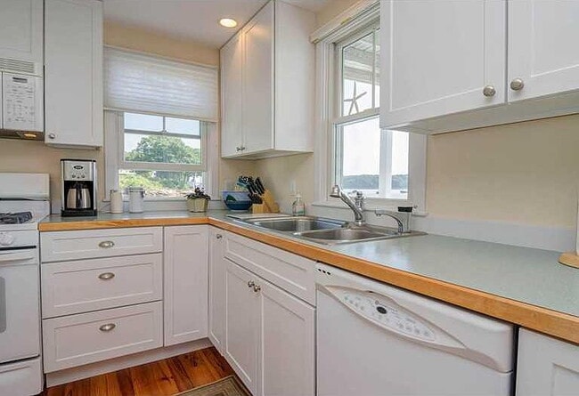 Building Photo - "Charming 2-Bed, 2-Bath Haven in Yarmouth – Spacious 1,380 Sq Ft Gem!"