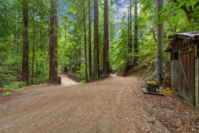 Building Photo - 975 Logan Creek Rd