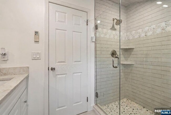 Building Photo - 542 Nagle St