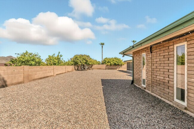 Building Photo - Beautiful 3 bed, 2 bath w/ bonus Room, loc...