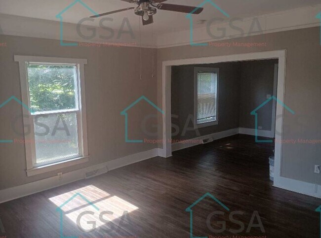 Building Photo - 4 Bedroom 2 Bath House!!