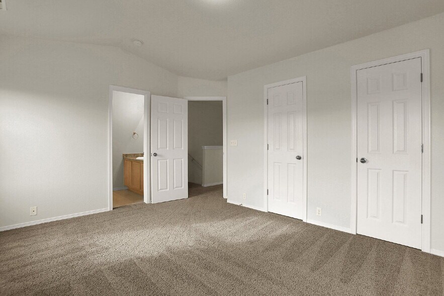 Building Photo - Updated 2-Bed Townhome Just Minutes from F...