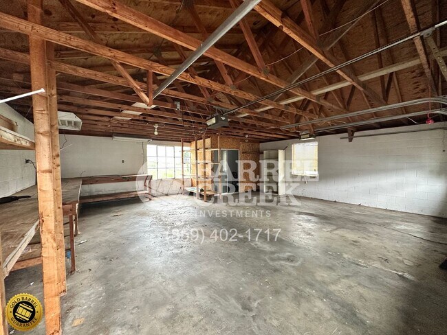 Building Photo - 132 Nichols St