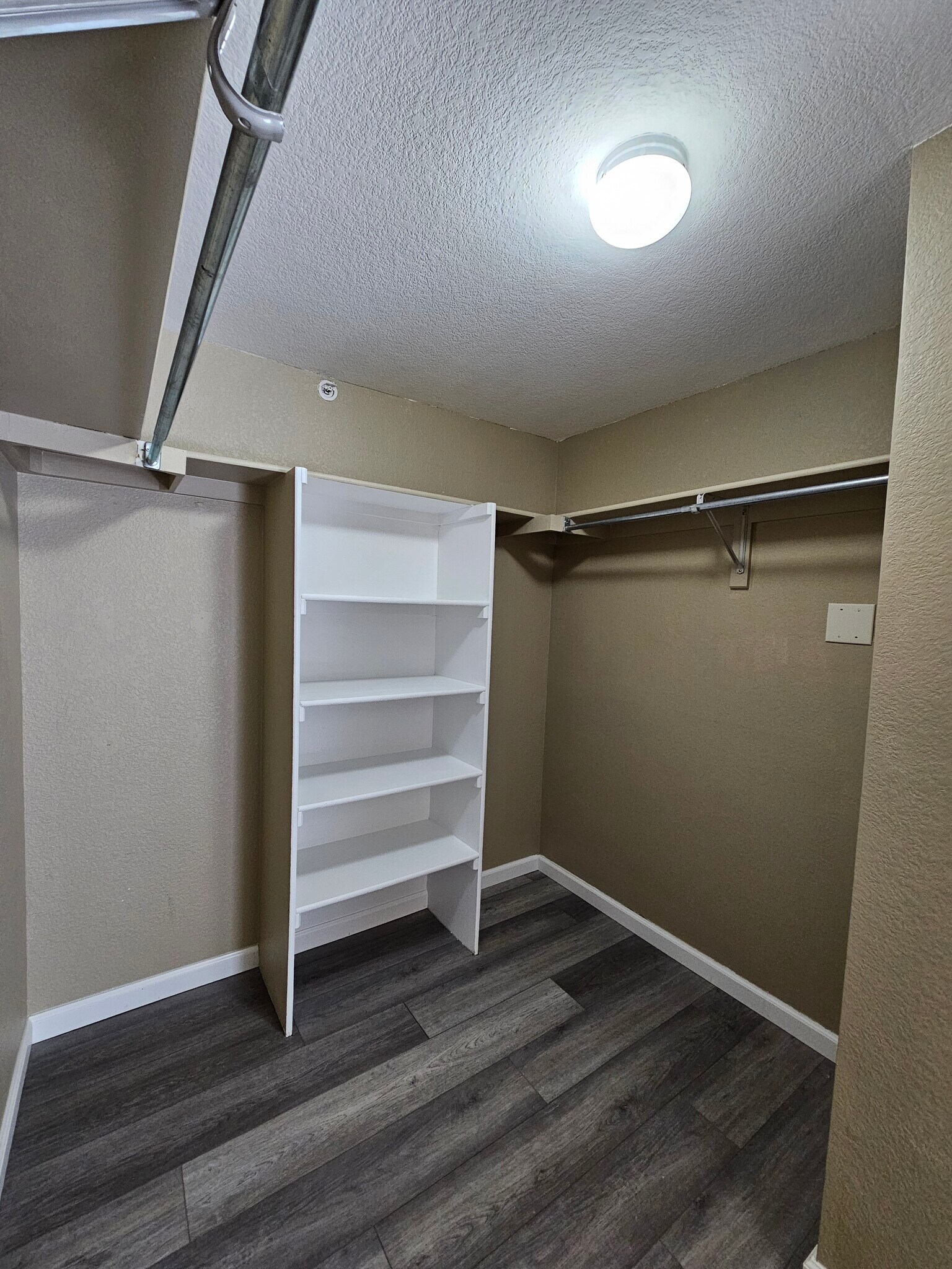 Building Photo - 2428 W 82nd Pl