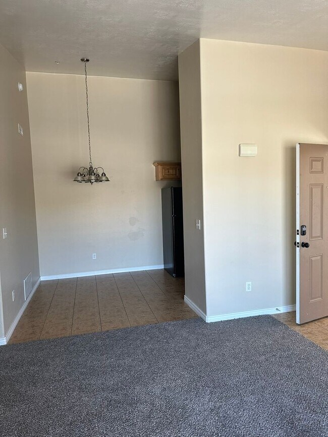 Building Photo - 3 Bedroom 2 Bathroom Townhome