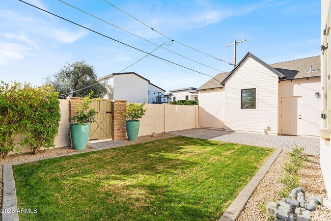 Building Photo - 4901 E Amelia Ave