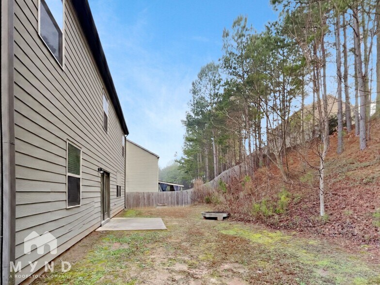 Building Photo - 828 Lake Chase