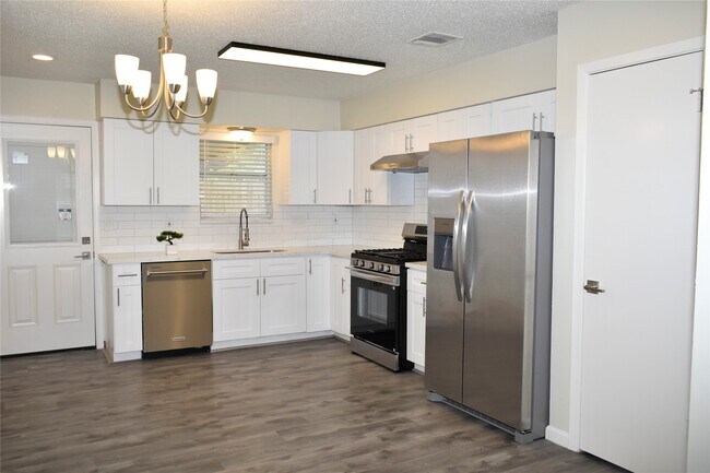 Building Photo - 2511 Maple Tree Ct