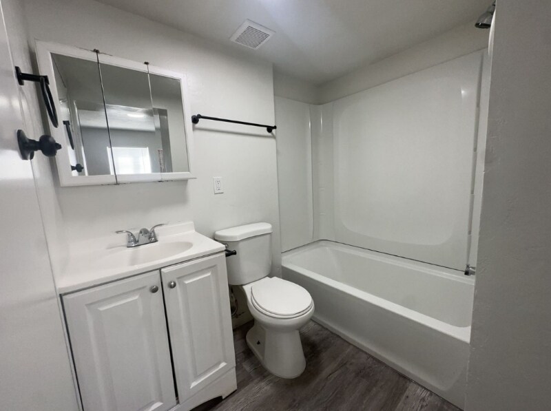Building Photo - 2515 S Parkcrest Dr