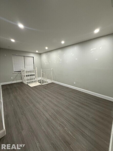 Building Photo - 140-71 Burden Crescent