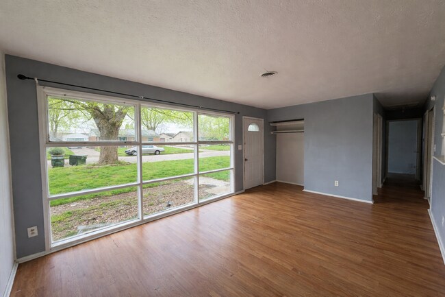 Building Photo - 411 Pinewood Ave