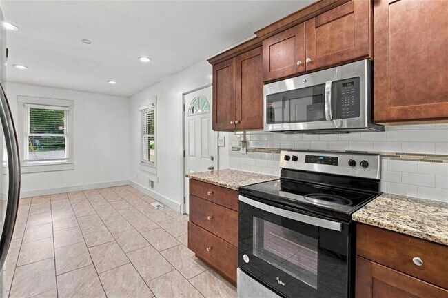 Building Photo - 208 Yancy Dr SE