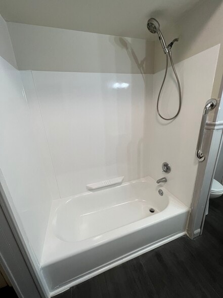 Bathroom tub - 24 Archer St