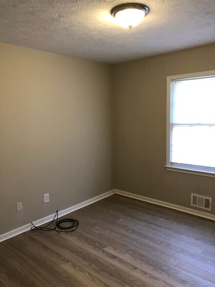 Building Photo - 1015 Eastview Rd NE