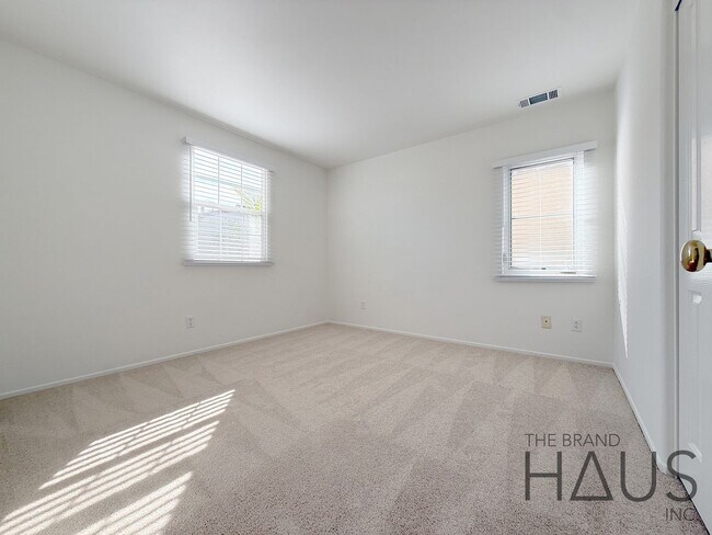 Building Photo - Desirable Oak Creek Community Detached Home with Two Car Garage