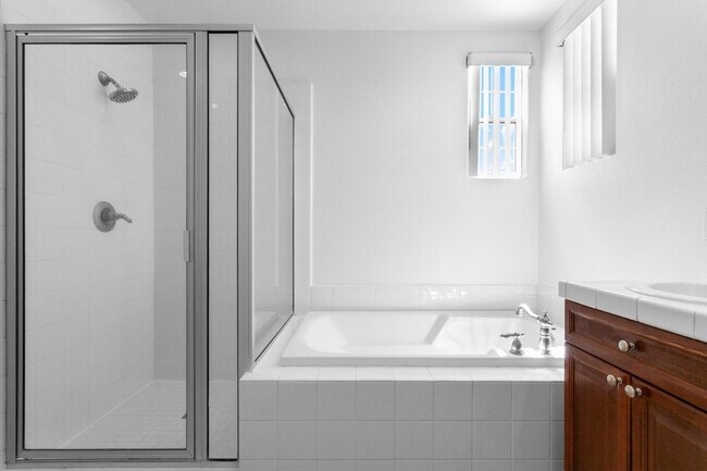 Building Photo - AVAILABLE NOW! GORGEOUS 3 BED / 2.5 BATH in Campanile in Cathedral City!