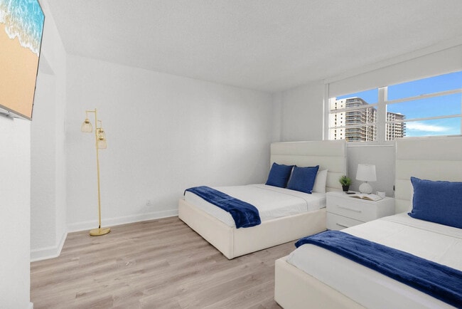 Building Photo - 4001 S Ocean Dr