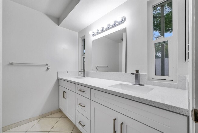 Building Photo - "Rare Single-Story Remodel: Modern 3BR End-Unit in University Park