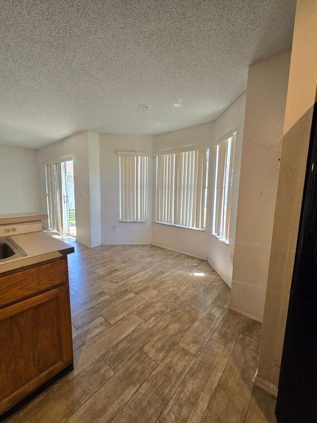 Building Photo - Large 4 Bedroom 2 & 1/2 Bath - 2 story Hom...