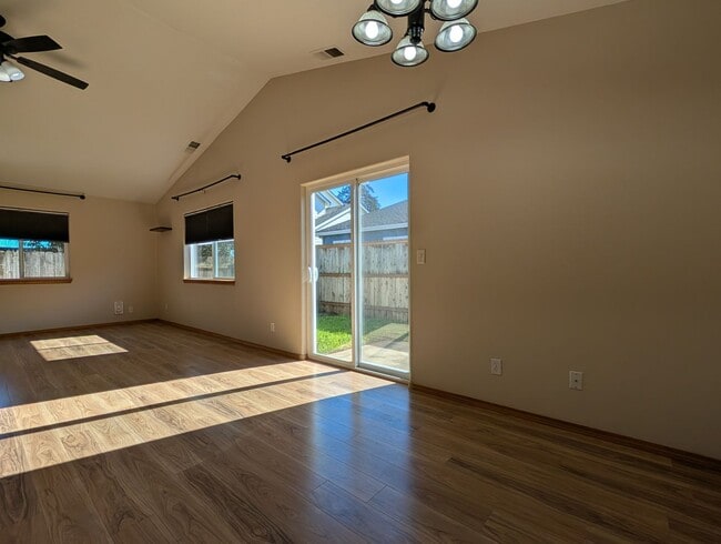 Building Photo - Great 3bed/2 bath home in Springfield!