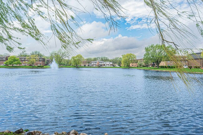 Building Photo - 9405 Bay Colony Dr