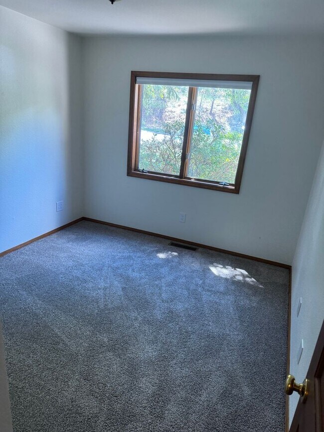 Building Photo - Inviting 2-Bed, 2-Bath Condo in Desirable ...