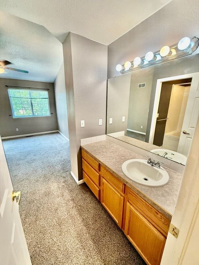 Building Photo - 3 Bedroom 2.5 Bath Townhome with 1 car gar...