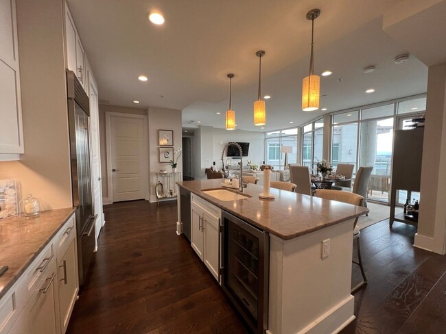 Building Photo - Spacious 2 bedroom 3 bath condo with office in City Lights!