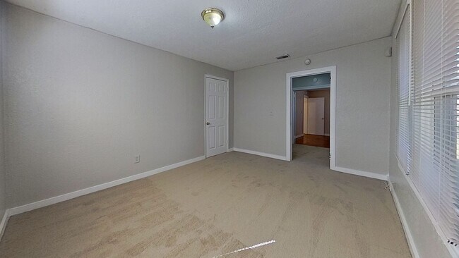 Building Photo - 5-Bedroom Home in Springfield!
