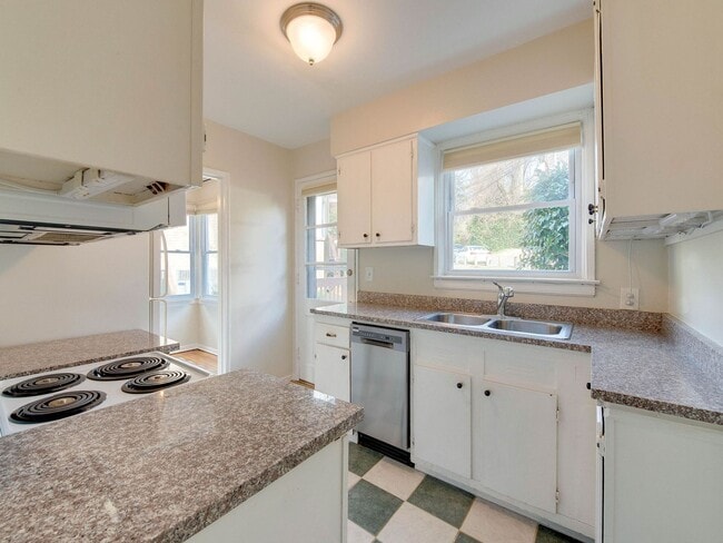 Building Photo - Stunning Myers Park 2 bedroom townhome sty...