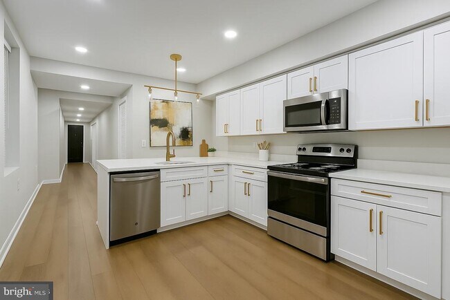Building Photo - 1110 W Lombard St