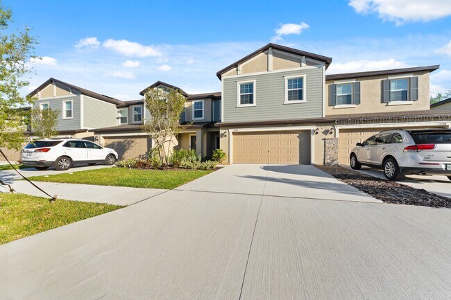 Building Photo - Absolutely stunning 3 BR /2.5 Bath / 2 Car Garage + LOFT townhome in ultra-modern and green-focus...