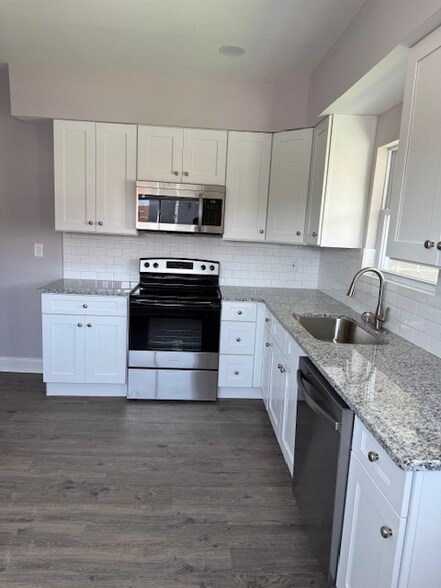 Building Photo - 115 Oak St